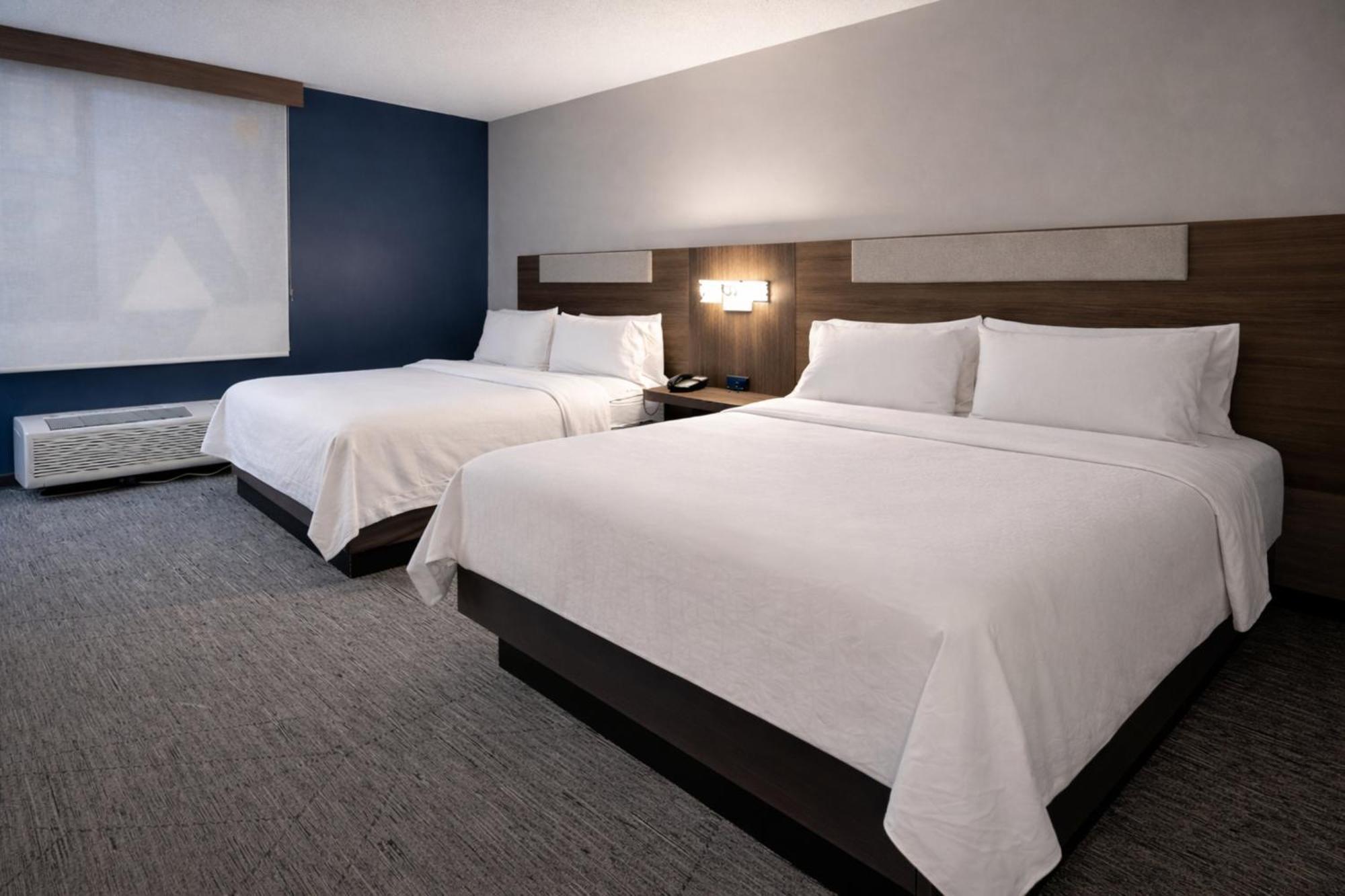 Standard Queen Room with Two Queen Beds and Tub - Mobility/Communications Accessible